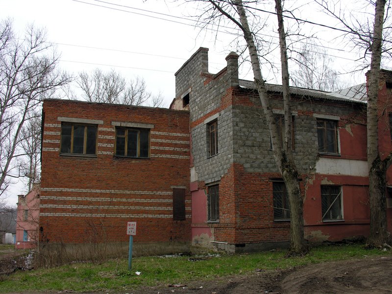 Редакция местной газеты. Здание повреждено в результате взрыва.