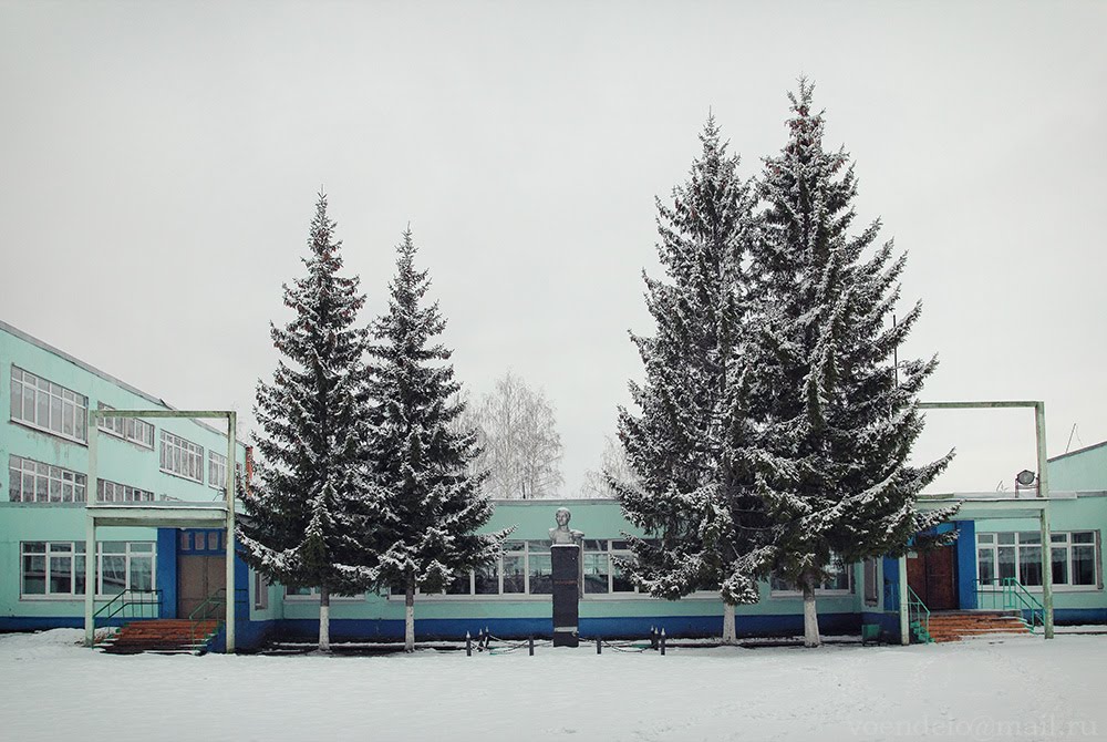Во дворе Арсеньевской школы