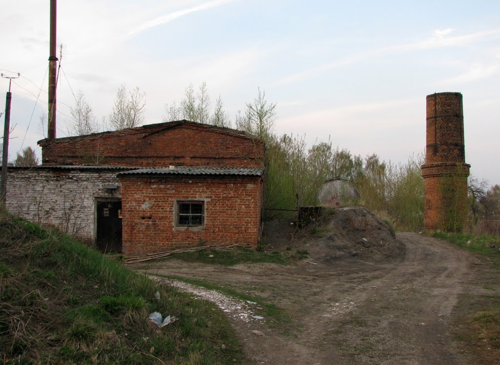 Старая котельная. Трубу разобрали, т.к. она начала опасно наклоняться.