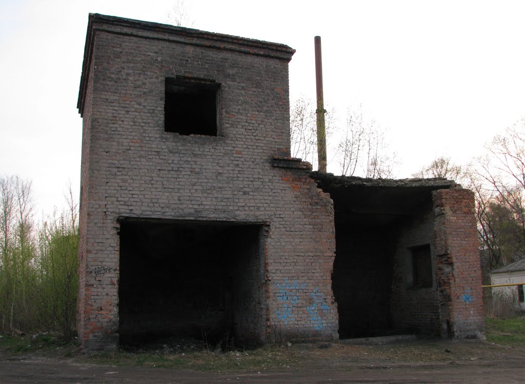 Старая котельная. Сзади видна труба новой, газовой котельной.