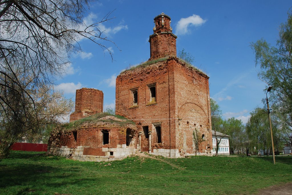 Венёв. Руины Покровской церкви.