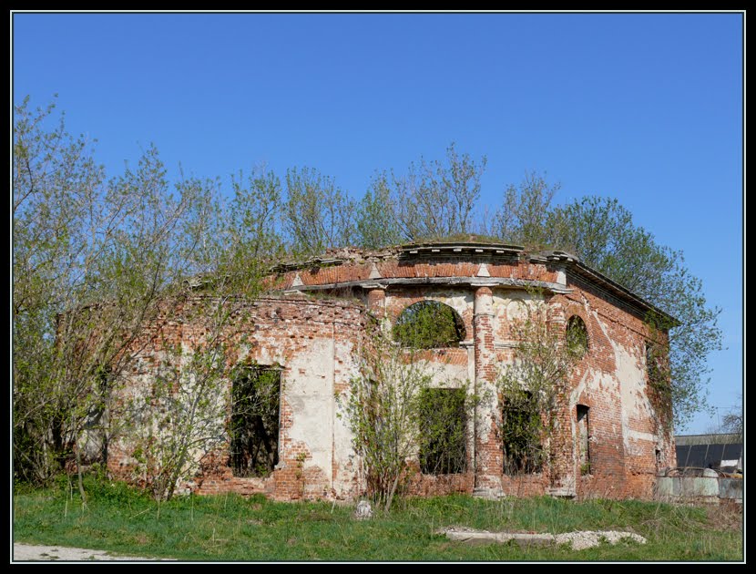 Здание церкви в поселке Ленинский (май 2009 года)