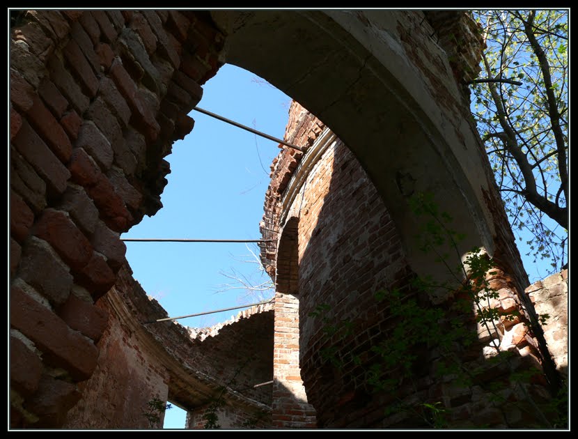 Здание церкви в поселке Ленинский (май 2009 года)