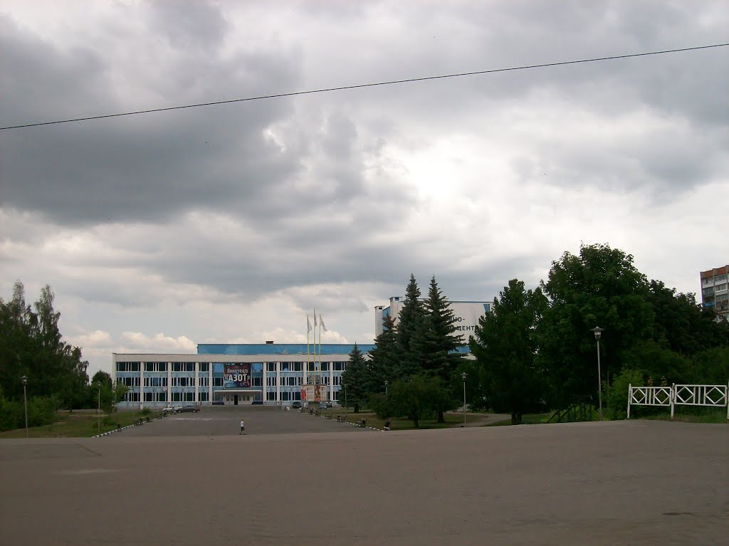 Площадь у дворца культуры