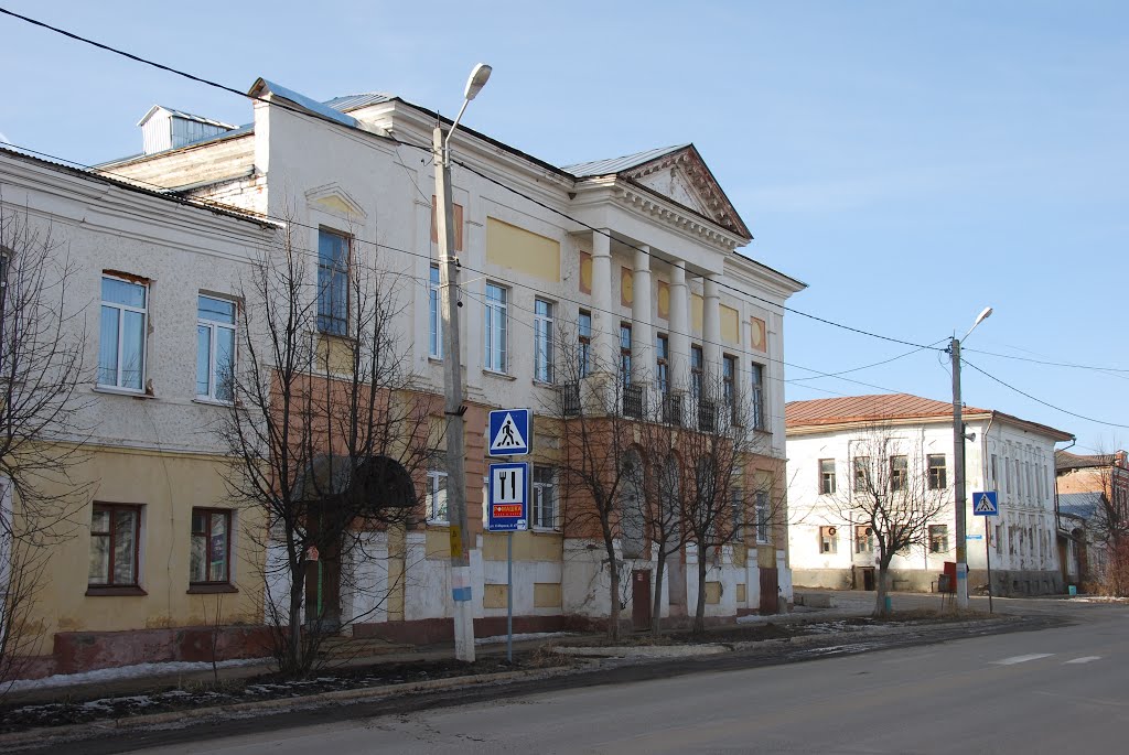 Старинные купеческие дома на главной улице Одоева.
