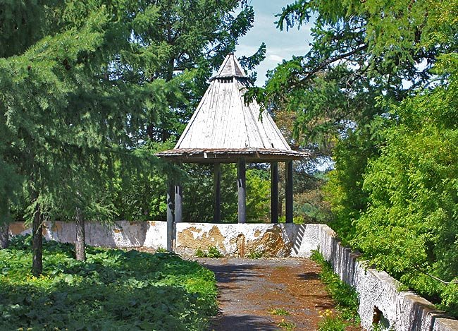 Беседка на месте крепостной башни
