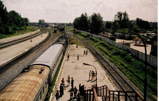 Тепловоз 2ТЭ10М-2038 с поездом №153 СПб-Адлер на станции Узловая-1, Тульская область (photo by me)