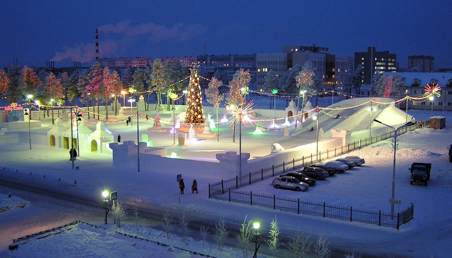 Снежный городок ночью