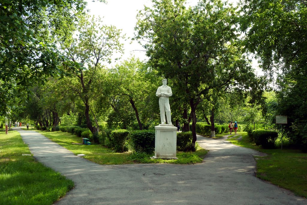 Петухово - Курорт Озеро Медвежье. Статуя отдыхающего образца 60-70 годов.