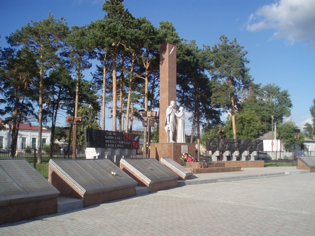Памятник павшим у жд вокзала