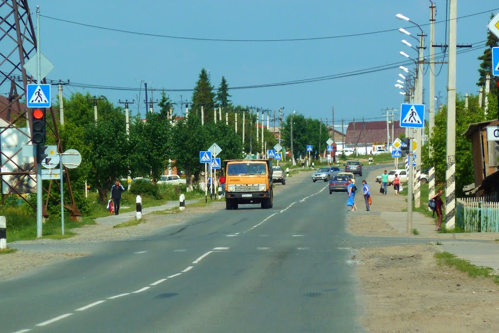 Исетское. Центральная улица, она же трасса.