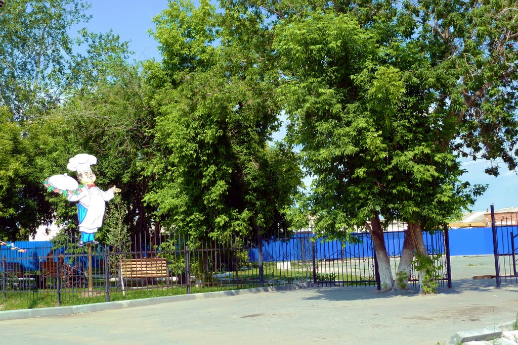 Исетское. Повар у кафе.