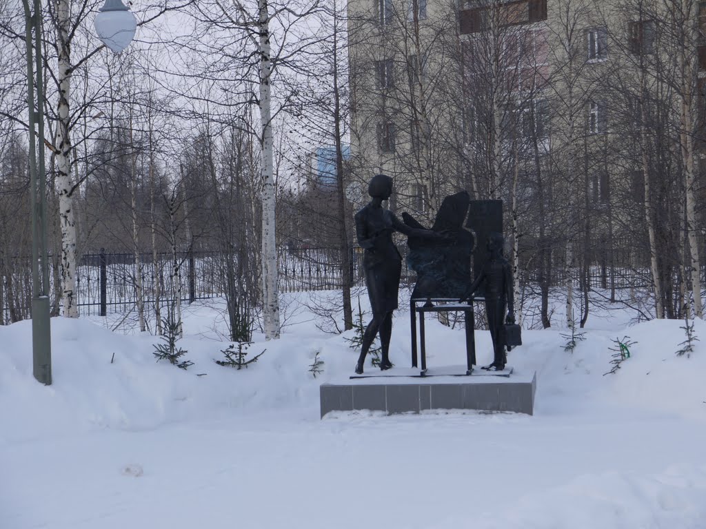 Памятник надымскому учителю
