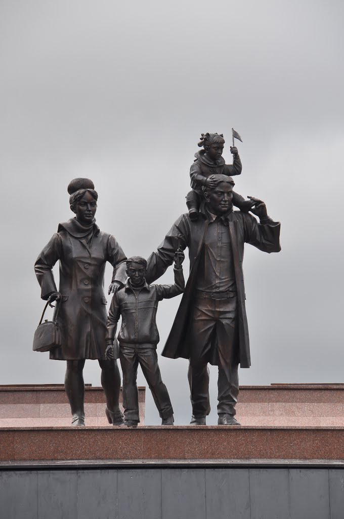 Sculpture of a young family at architectural and sculptural complex "The Trailblazers"