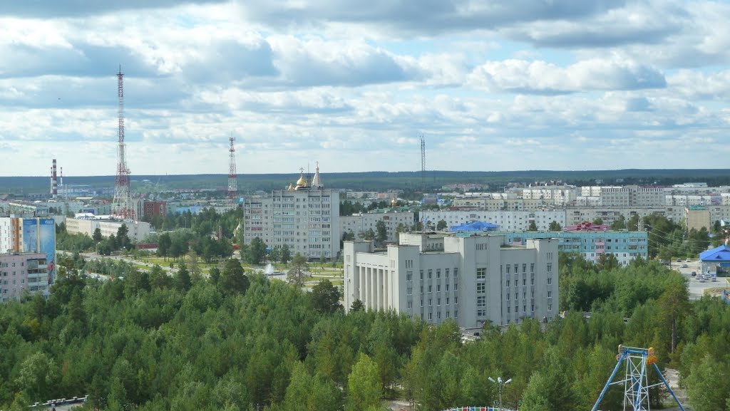 вид на Администрацию  и город