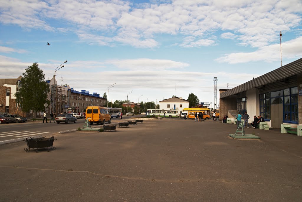 Станция ВЕРХНЕКОНДИНСКАЯ (Советский). Привокзальная площадь. 04.06.10