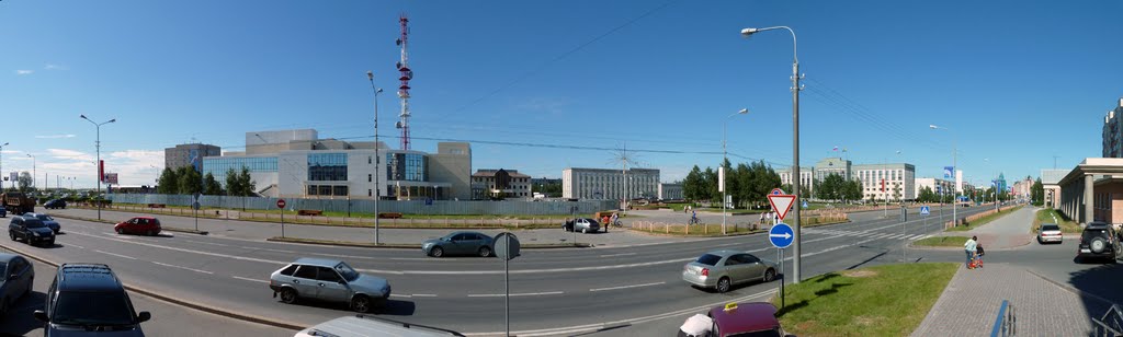 Сургут. Панорама площади перед Администрацией города.(Surgut. Panorama of the square in front of city administration).