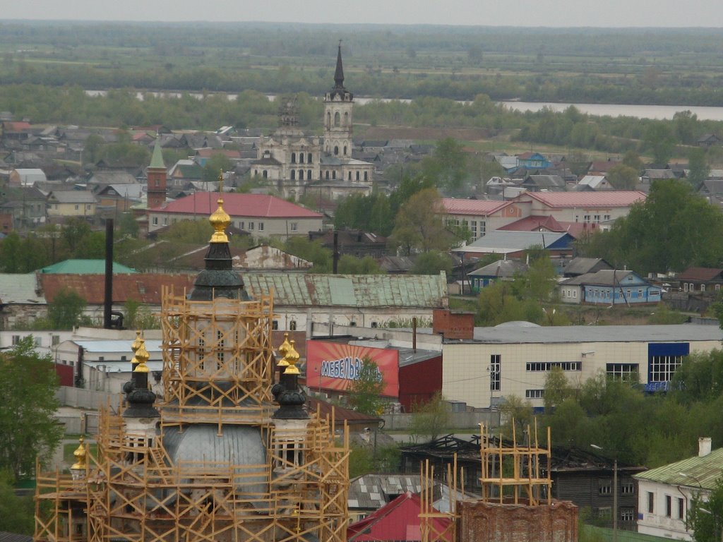 Вид на подгору. Две церкви.