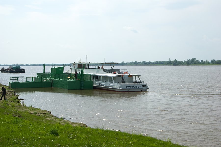 Теплоход "Тобольск" (тип "Москва") у причала речного вокзала / M/s "Tobolsk" (type Moskva") at a mooring of the river station (14/06/2008)