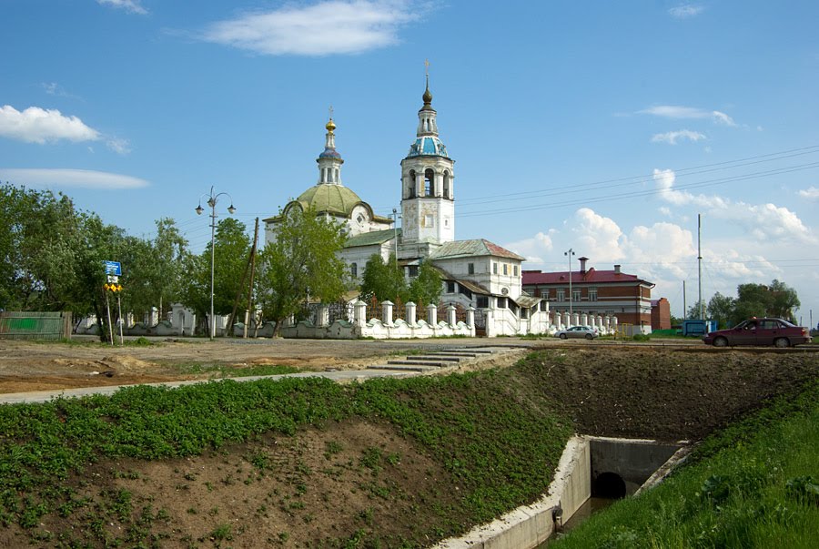 Вид на церковь Михаила Архангела, улицу Кирова и реку Слесарная / View of Archangel Michaels church, Kirovs street and the river Slesarnaya (14/06/2008)