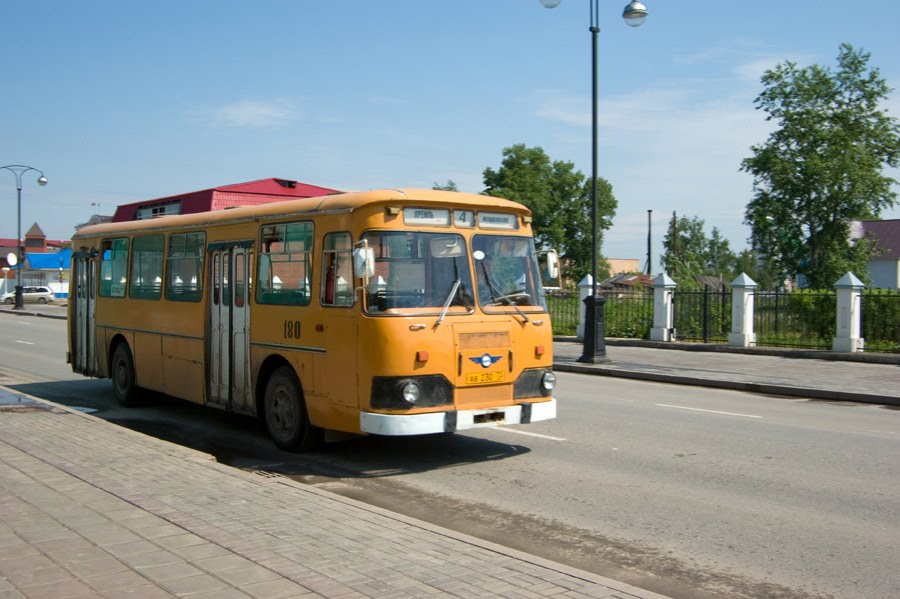 Автобус городской ЛиАЗ-677М на улице С.Ремезова / The bus LiAZ-677M in the S.Remezovs street (14/06/2008)