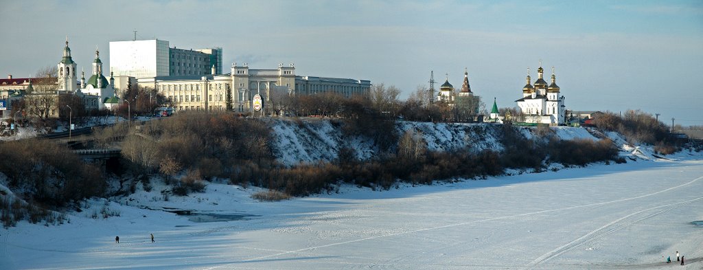 Тюмень. Панорама города с пешеходного моста.