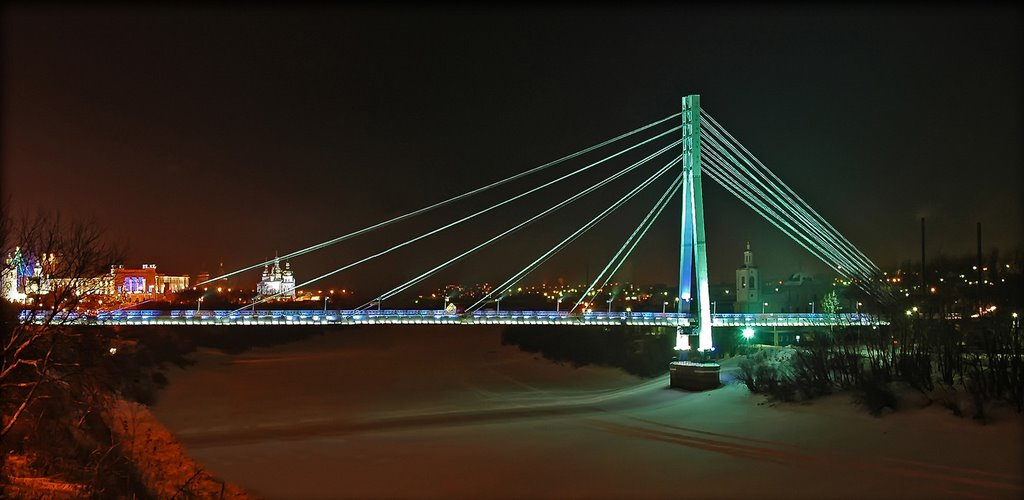 Ночной вид на мост Влюблённых