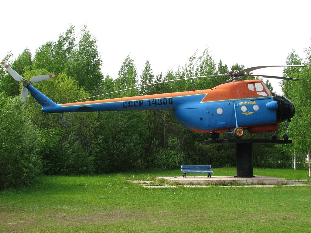Вертолет на постаменте. Памятник Ми-4.
