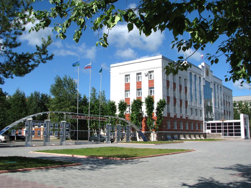 Доска почета и здание администрации города