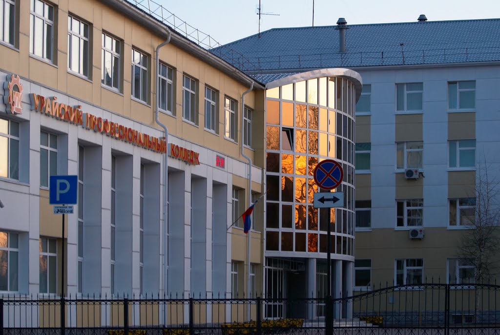 Возле Урайского Профессионального Коледжа.05.05.09