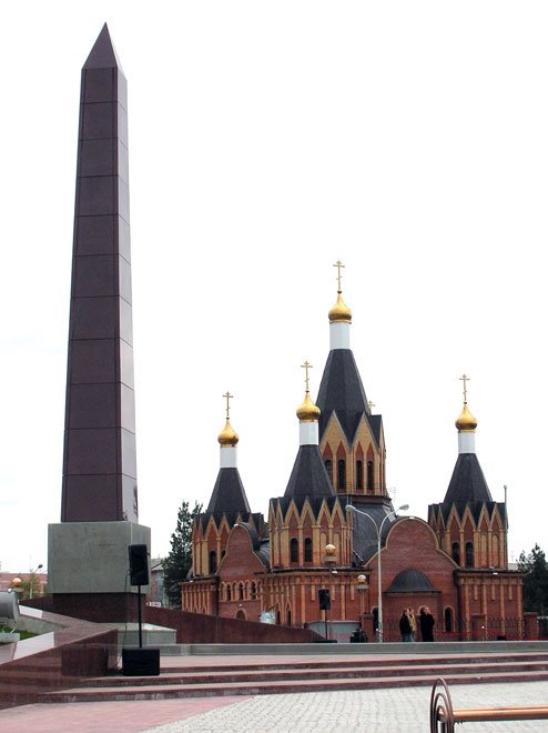 Мемориал Памяти. На заднем плане - Храм Рождества Пресвятой Богородицы