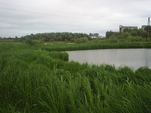 под горкой