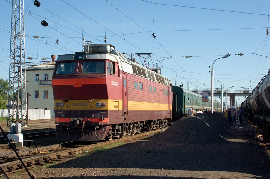 Электровоз ЧС4т-628 (Skoda 62E), ст. Балезино Горьковской ЖД / AC electric locomotive ChS4t-628 (Skoda 62E type), Balezino station of Gorky division of RZD (15/06/2008)