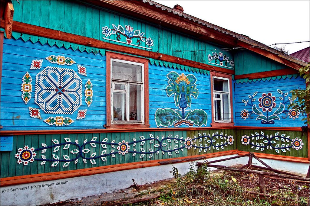 Дом с орнаментом из крышек