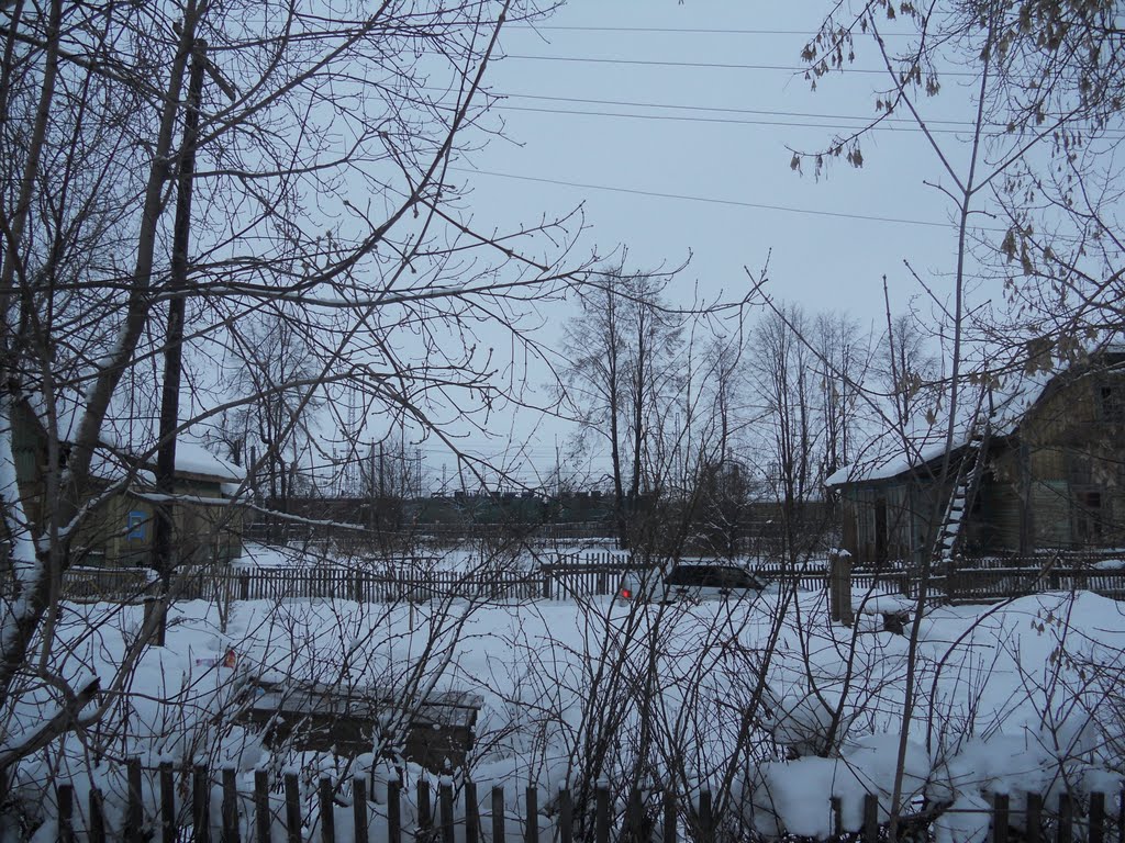 Вдали видно железку