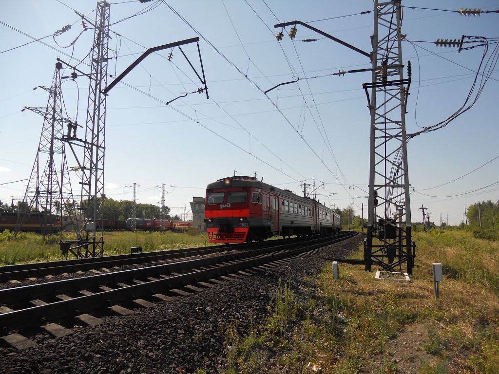 Электропоезд постоянного тока ЭД2Т-0032 Пермь-2-Балезино прибывает на станцию Балезино