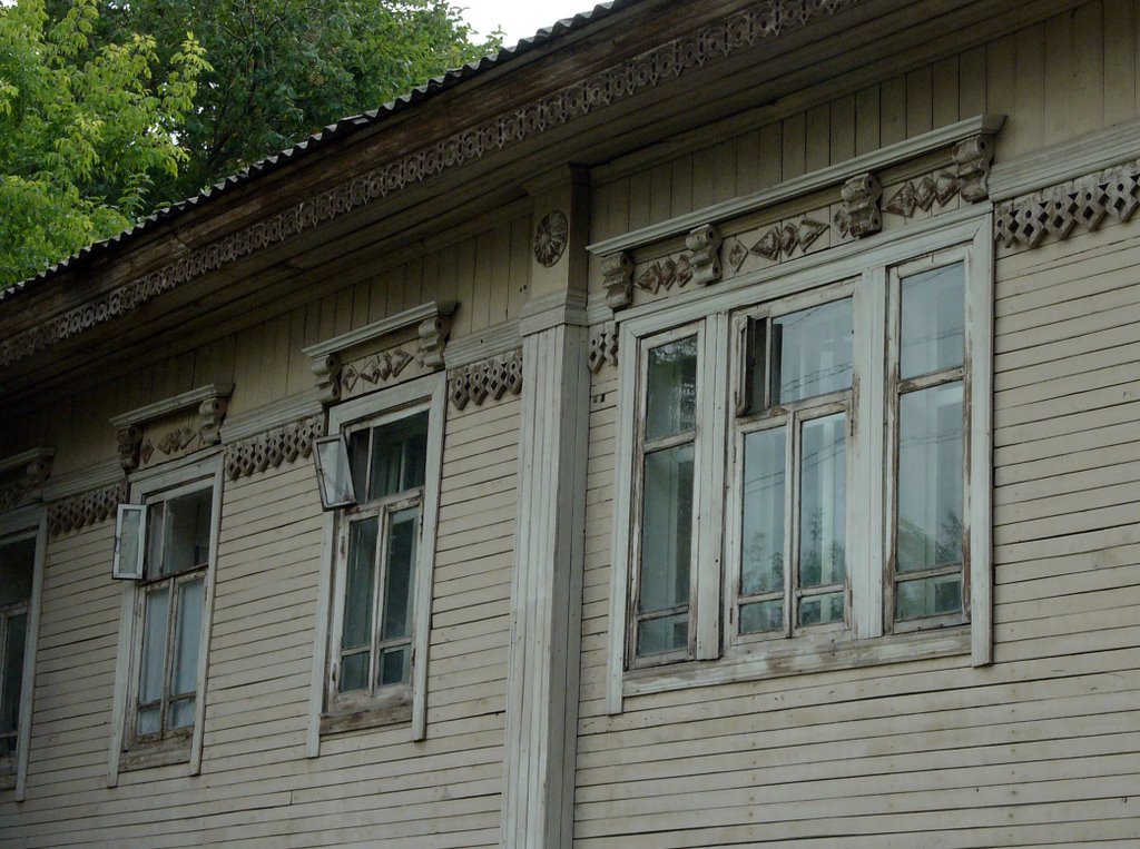 Декор окон дома 53