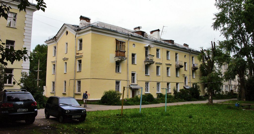Двор дома 43