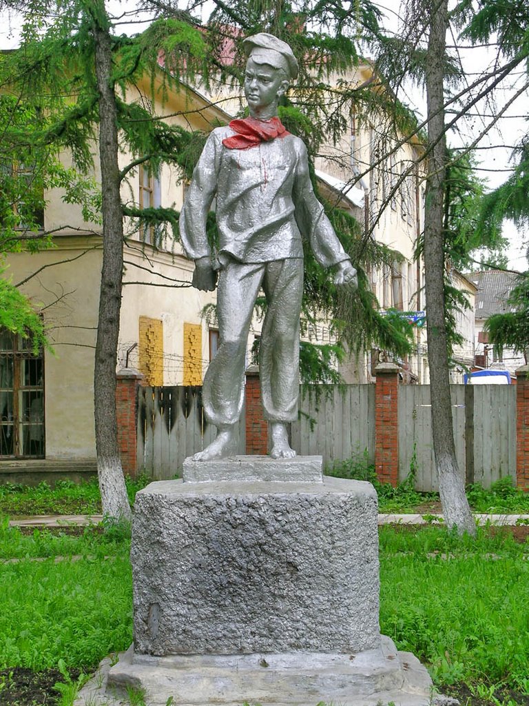 Памятник несчастному Павлику Морозову. Фото Наиля Зиятдинова