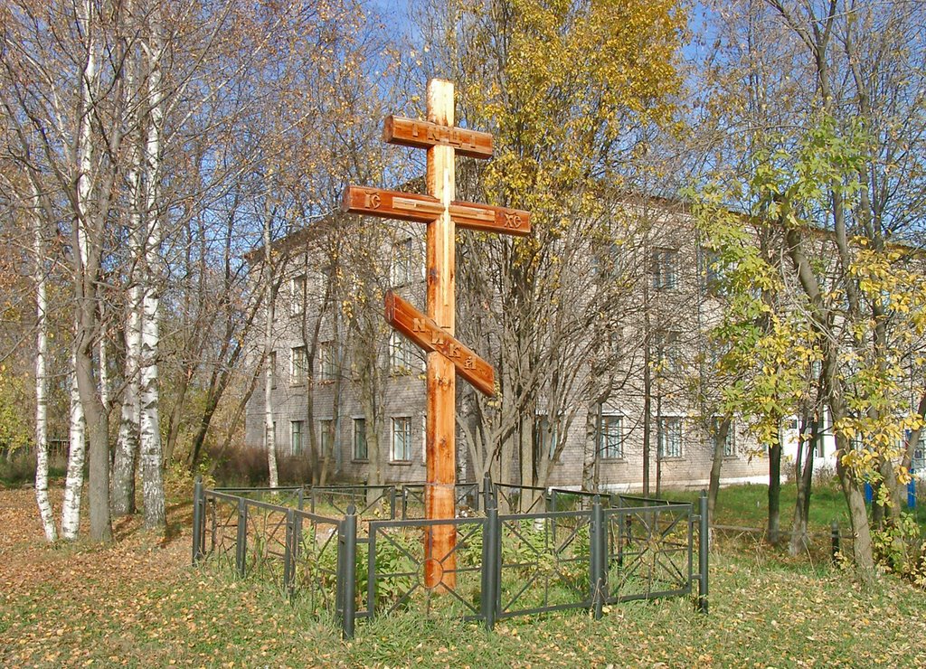 Памятный крест установлен в Дебесах на месте старой Троицкой церкви, разрушенной в 60-е годы