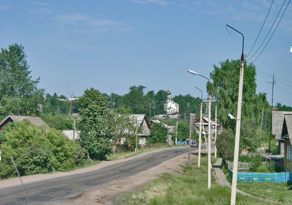 Село Дебесы, улица Советская, начало лета, видно новую Троицкую церковь