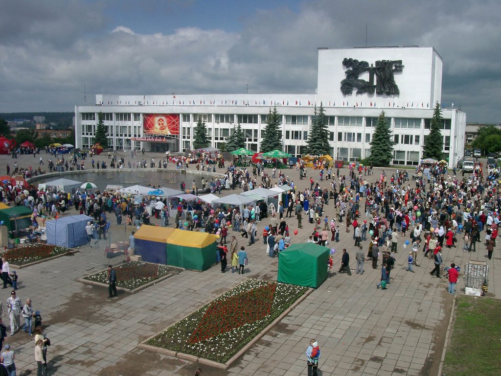 Центральная площадь Ижевска. 12.06.2005 г. День города