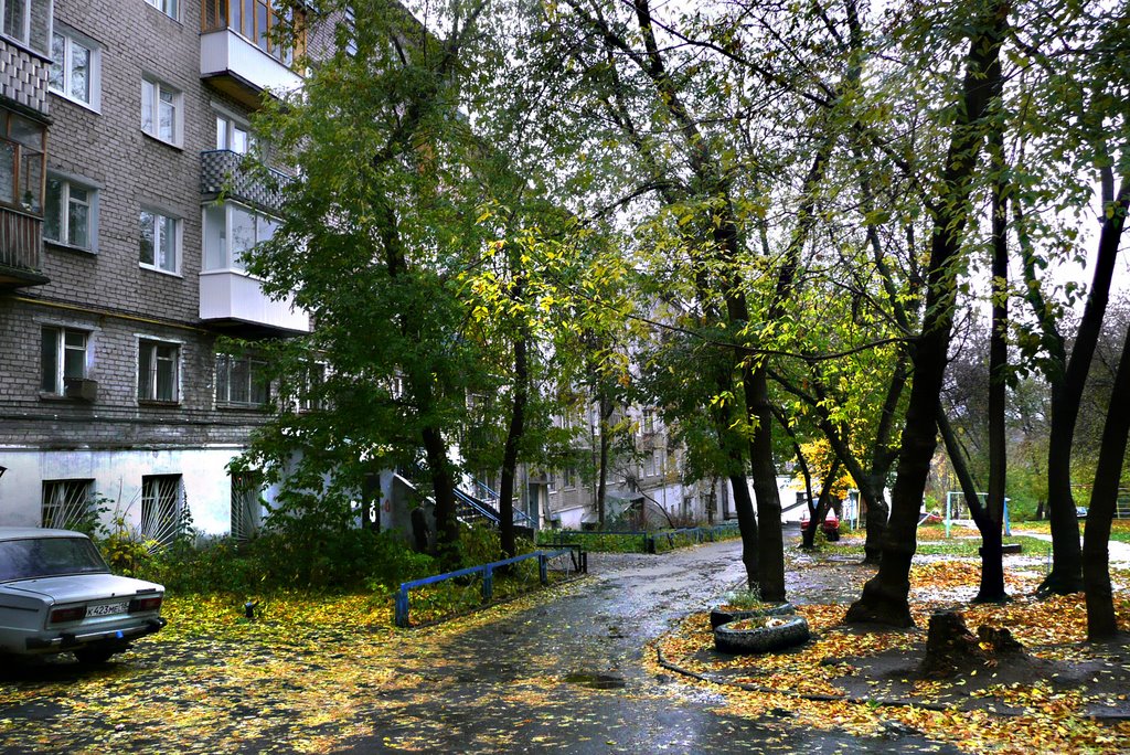 г. Ижевск. Дворик на улице Пушкинской. Октябрь 2007 года