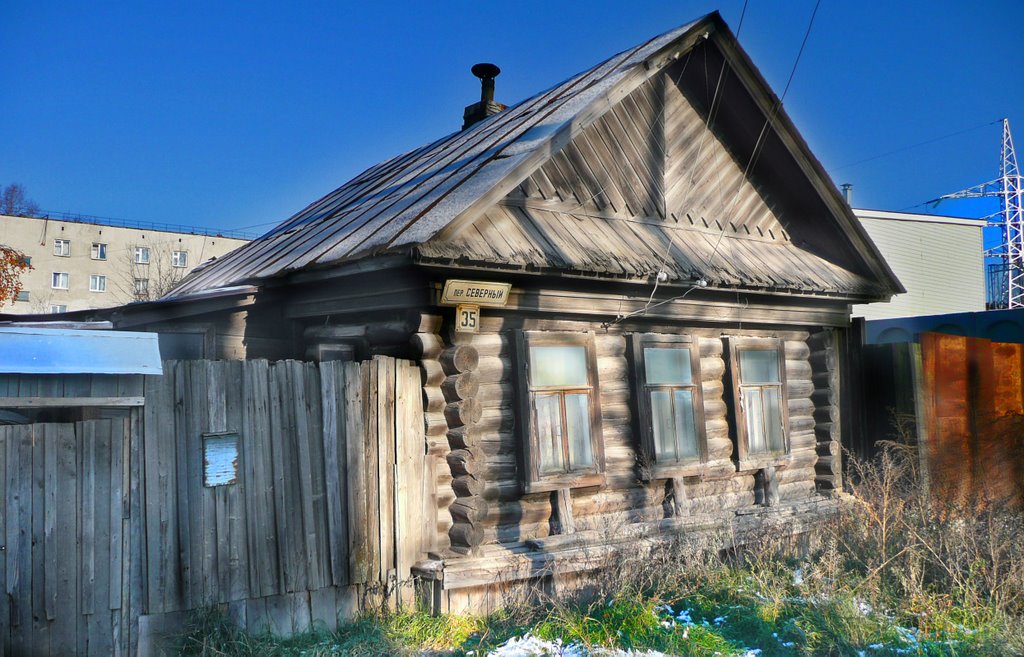 г. Ижевск, переулок Северный, дом 35. Осенее солнце