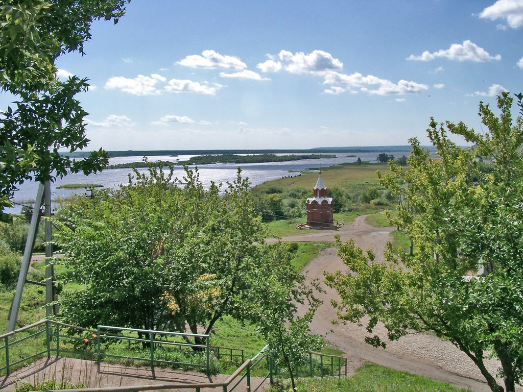 Вид на Каму от нового храма, внизу на берегу стоит небольшая часовня - приют для странствующих путников