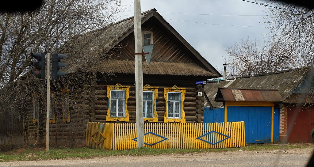 Желтые наличники с улицы Пролетарской