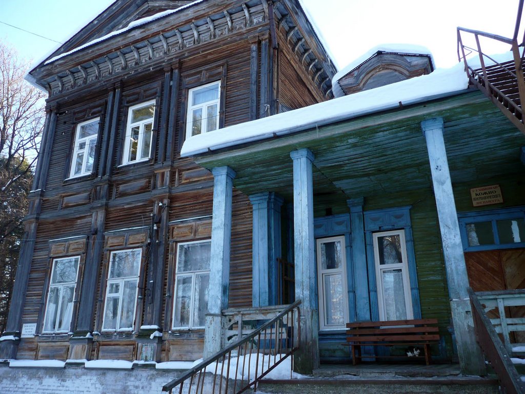 Крыльцо старой дачи
