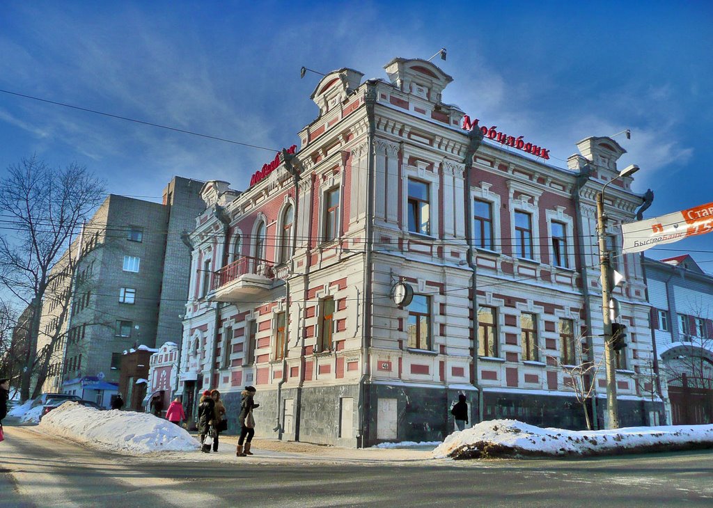 Здание банка на перекрестке ул. Гагарина и Азина (Дом Марковых, уездное казначейство,1904 год.)