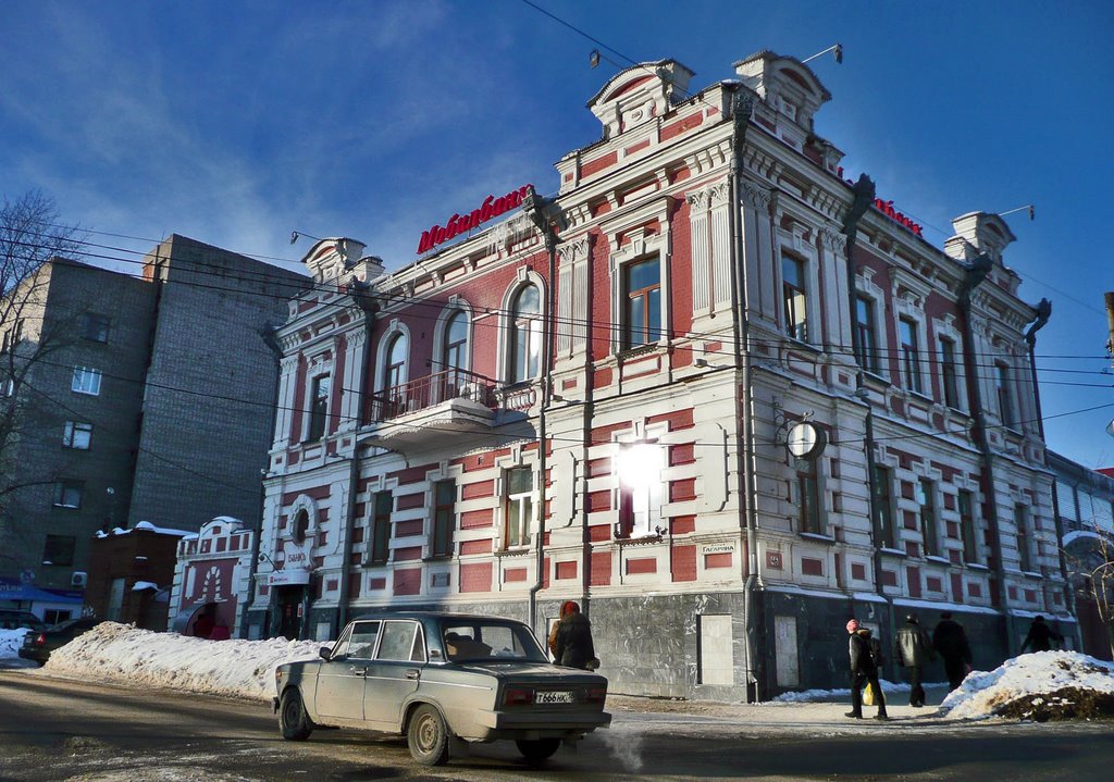 Здание банка, ул. Азина, 46