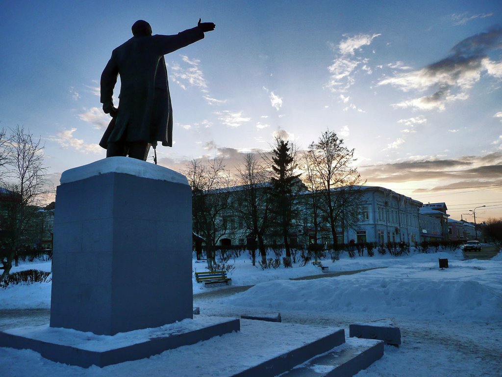 Февральский закат и Черный ленин